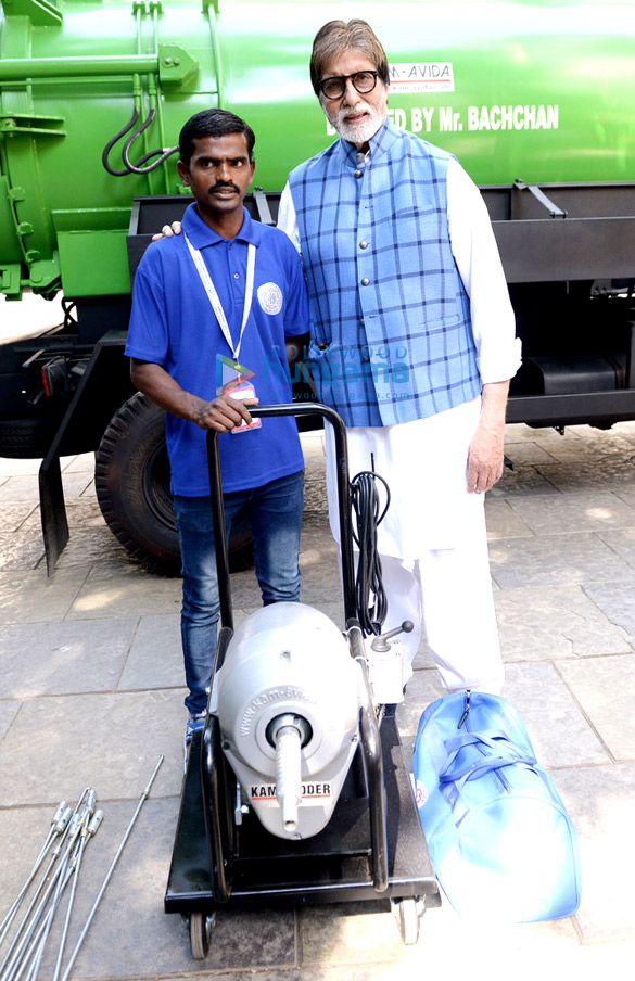 amitabh bachchan buys and presents machines for manual scavengers 6
