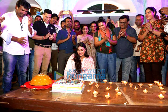 athiya shetty celebrating her birthday with the cast crew of motichoor chaknachoor in bhopal 2