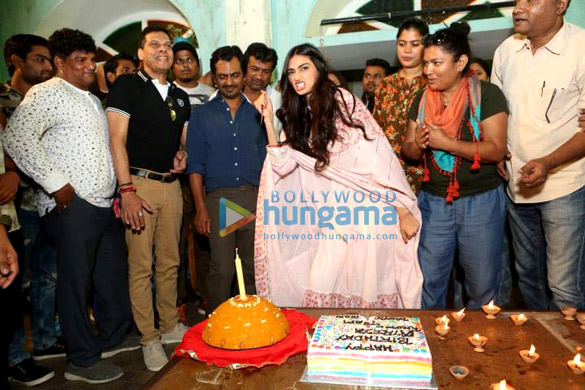 athiya shetty celebrating her birthday with the cast crew of motichoor chaknachoor in bhopal 3