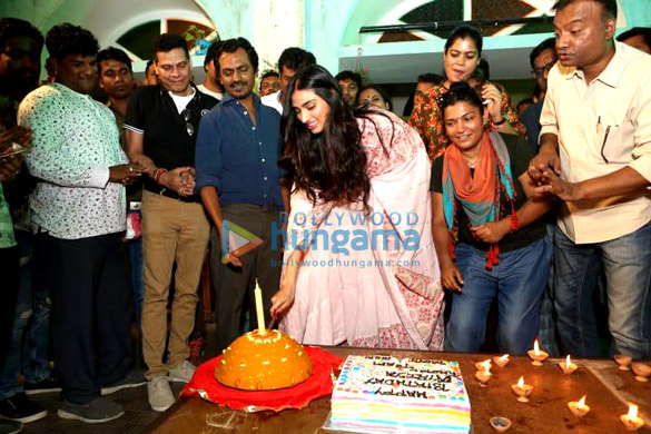 athiya shetty celebrating her birthday with the cast crew of motichoor chaknachoor in bhopal 4