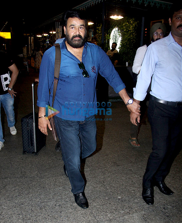 boney kapoor janhvi kapoor kajol and others snapped at the airport 7