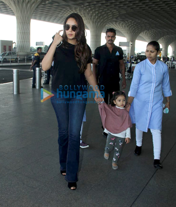 boney kapoor janhvi kapoor kajol and others snapped at the airport5 1