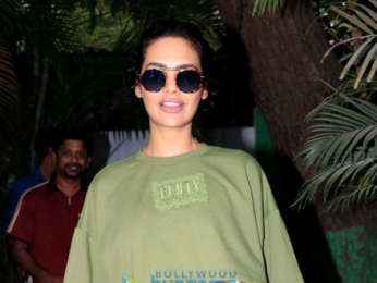 Esha Gupta snapped at Aram Nagar in Versova