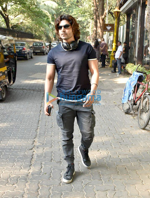 gurmeet choudhary spotted at silver beach cafe in juhu 04