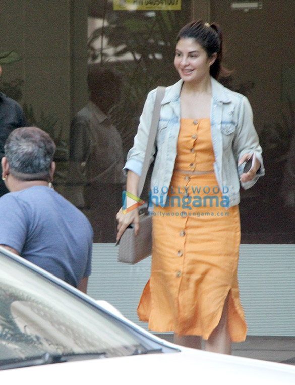jacqueline fernandez spotted at bandstand in bandra 6