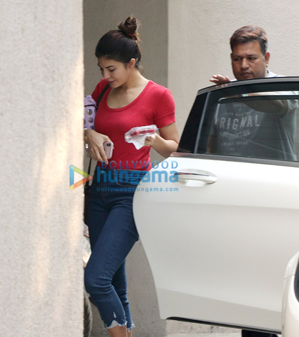 jacqueline fernandez spotted at oshiwara 4