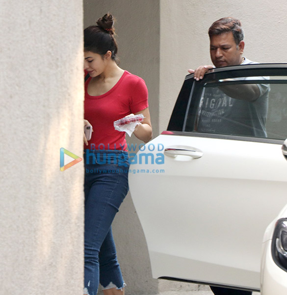 jacqueline fernandez spotted at oshiwara 5