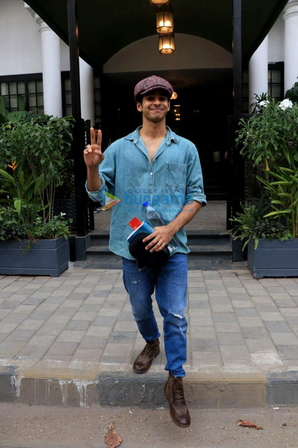 janhvi kapoor and ishaan khatter spotted at soho house in juhu 2