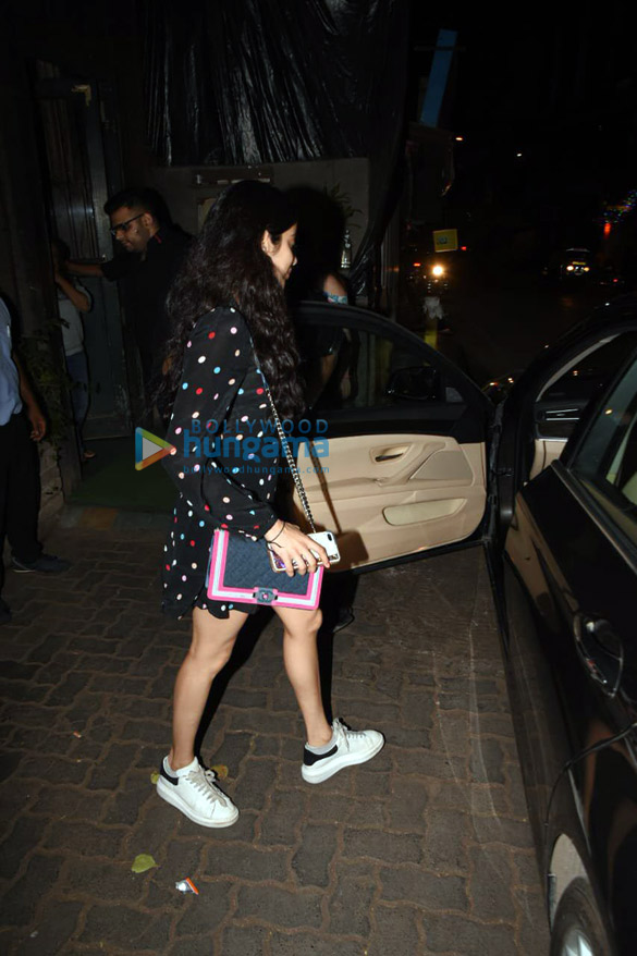 janhvi kapoor snapped at pali village cafe 3