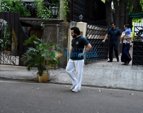 Kareena Kapoor Khan, Saif Ali Khan and Taimur Ali Khan spotted in Bandra Kareena Kapoor Khan, Saif Ali Khan and Taimur Ali Khan spotted in Bandra