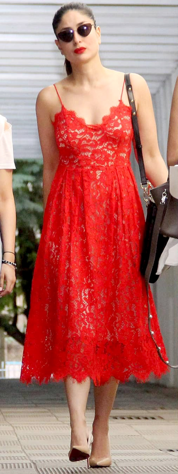Kareena Kapoor Khan in H&M for a casual lunch date with cousins (2)