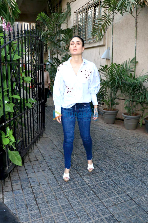 kareena kapoor khan spotted after a dubbing session at sound vision in varsova 9