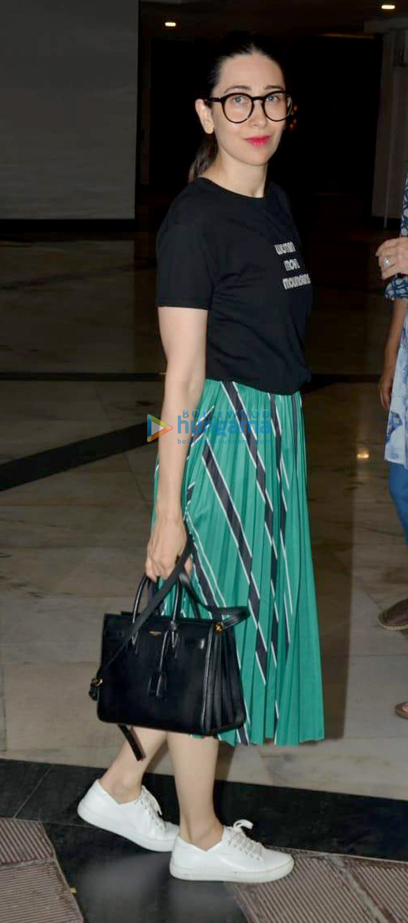 karisma kapoor snapped with mom babita kapoor at manish malhotras residence in bandra 5