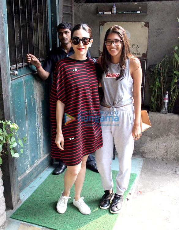karisma kapoor spotted with her kids at pali village cafe 4