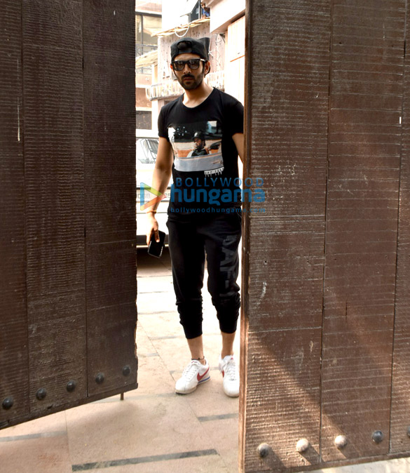 kartik aaryan snapped outside a gym in juhu 4