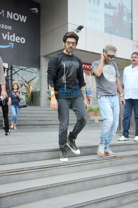 kartik aaryan spotted at pvr infinity mall in andheri 4