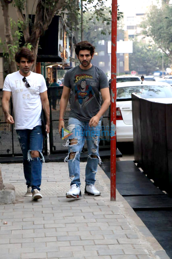 kartik aaryan spotted in juhu 1 3