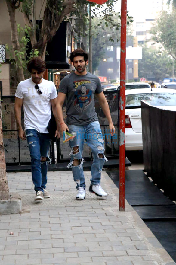 kartik aaryan spotted in juhu 2 3