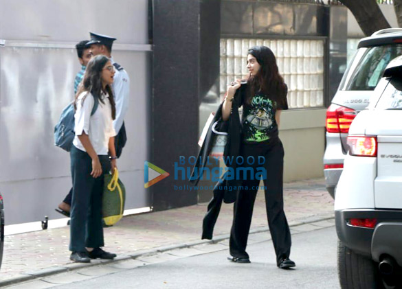 khushi kapoor snapped in juhu 1