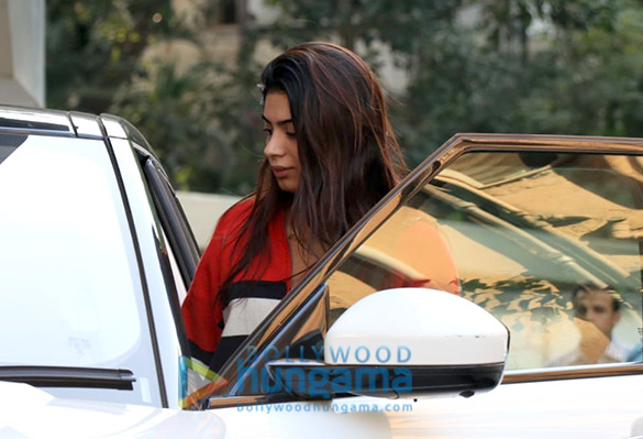 khushi kapoor spotted in juhu 1 2