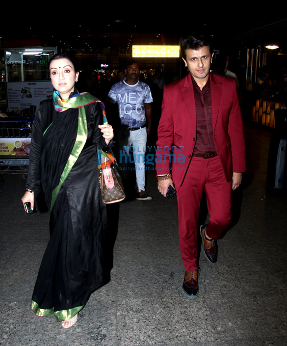 kriti kharbanda suniel shetty and taapsee pannu snapped at the airport 7
