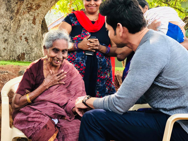 Maharshi - Mahesh Babu meets his 106 year old fan all the way from Rajahmundry on the sets of his film