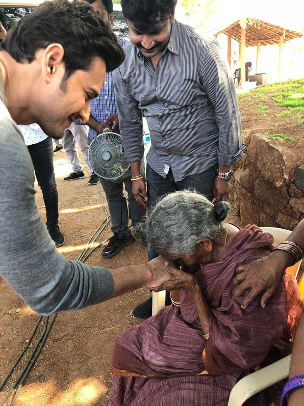 Maharshi - Mahesh Babu meets his 106 year old fan all the way from Rajahmundry on the sets of his film