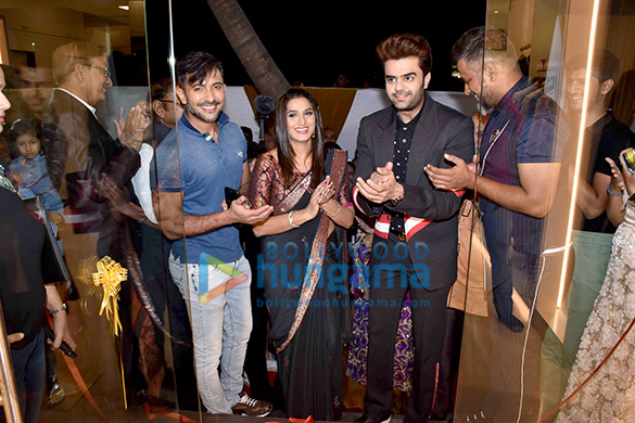 Maniesh Paul graces the launch of first flagship store of Sandesh Navlakha Maniesh Paul graces the launch of first flagship store of Sandesh Navlakha