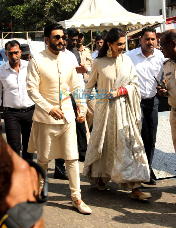 newlyweds ranveer singh and deepika padukone snapped at siddhivinayak temple 3