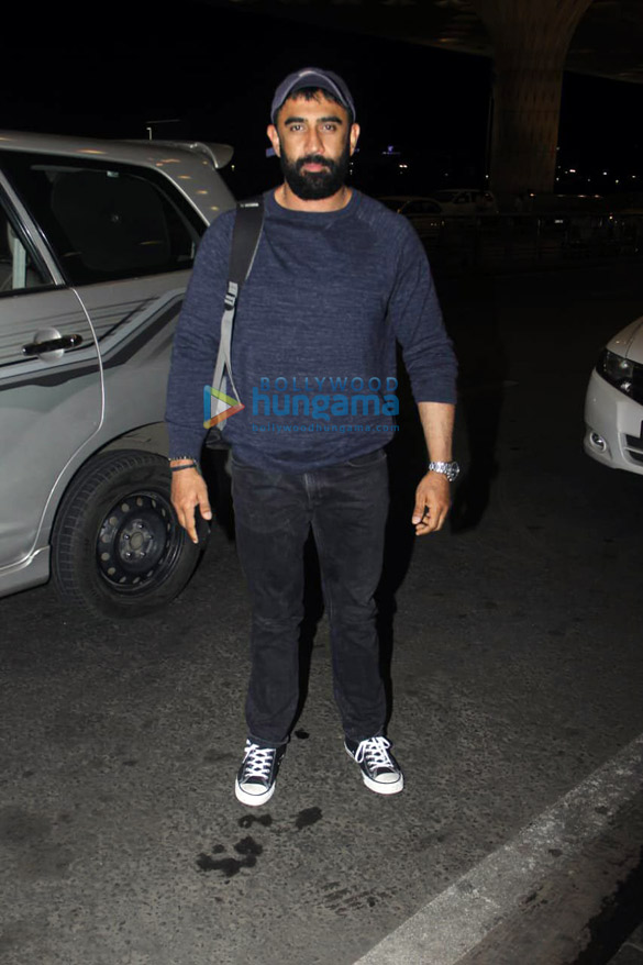 pooja hegde ameesha patel abhishek bachchan and others snapped at the airport 5