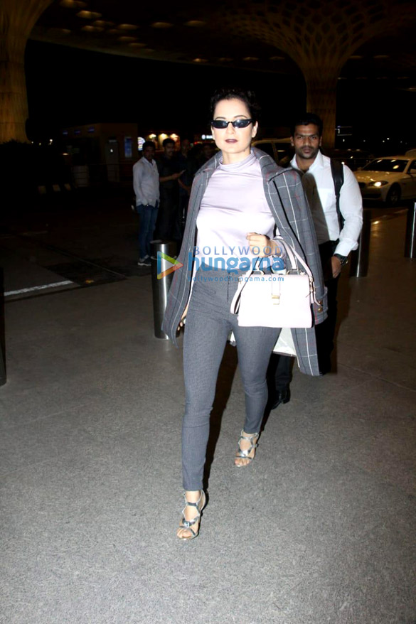pooja hegde elli avrram anil kapoor and others snapped at the airport 002 4