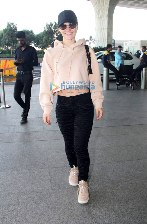 pooja hegde elli avrram anil kapoor and others snapped at the airport 2