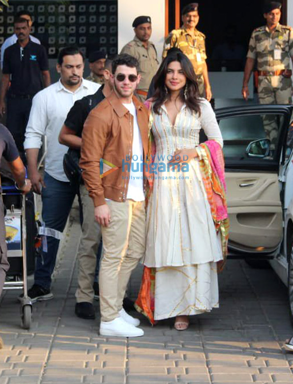 priyanka chopra and nick jonas snapped at the airport 1 2
