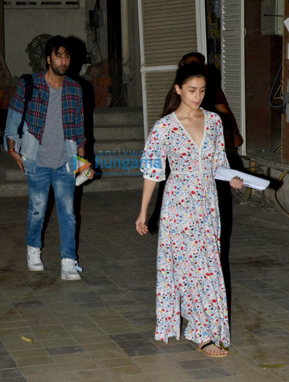 Ranbir Kapoor and Alia Bhatt snapped at dance class in Khar Ranbir Kapoor and Alia Bhatt snapped at dance class in Khar