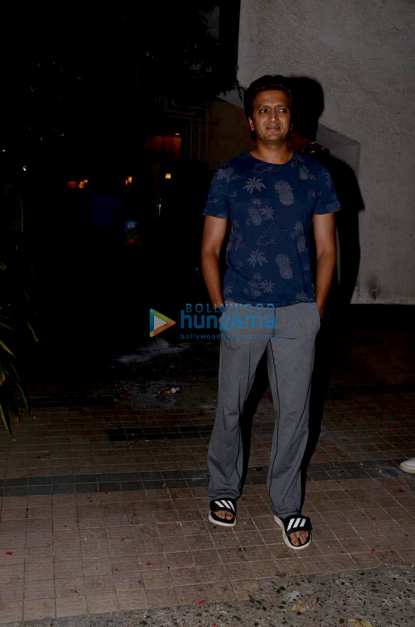 riteish deshmukh snapped in khar 2