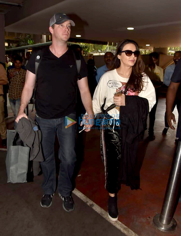 salman khan sunny deol kainaat arora and others snapped at the airport 0001