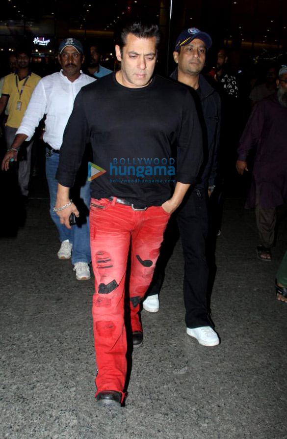Salman Khan, Sunny Deol, Kainaat Arora and others snapped at the airport