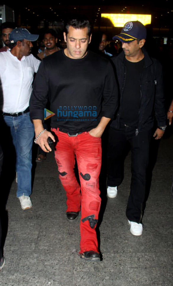 salman khan sunny deol kainaat arora and others snapped at the airport 8