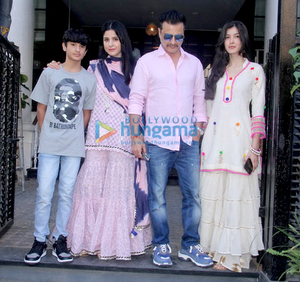 sanjay kapoor snapped with her family in juhu 4