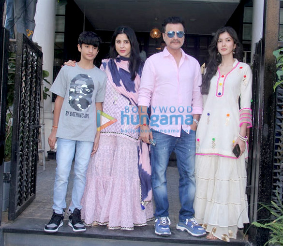 sanjay kapoor snapped with her family in juhu 6