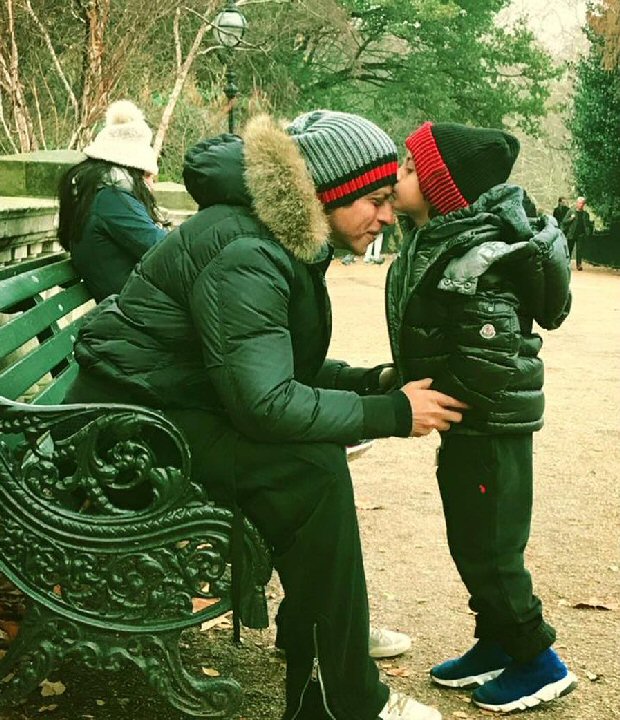 Shah Rukh Khan gets KISSED on his forehead by the love of his life and it is NOT Gauri Khan! (See picture) Shah Rukh Khan gets KISSED on his forehead by the love of his life and it is NOT Gauri Khan! (See picture)