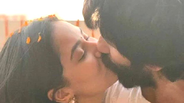 Shahid Kapoor and Mira Rajput get mushy and cozy as they celebrate Diwali with Misha and Zain Shahid Kapoor and Mira Rajput get mushy and cozy as they celebrate Diwali with Misha and Zain