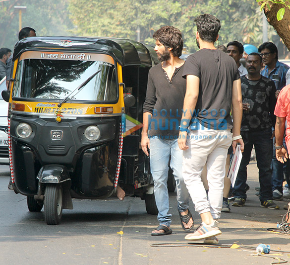 shahid kapoor spotted in bandra 1