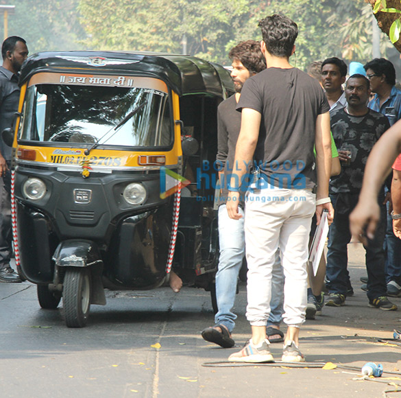 shahid kapoor spotted in bandra 3