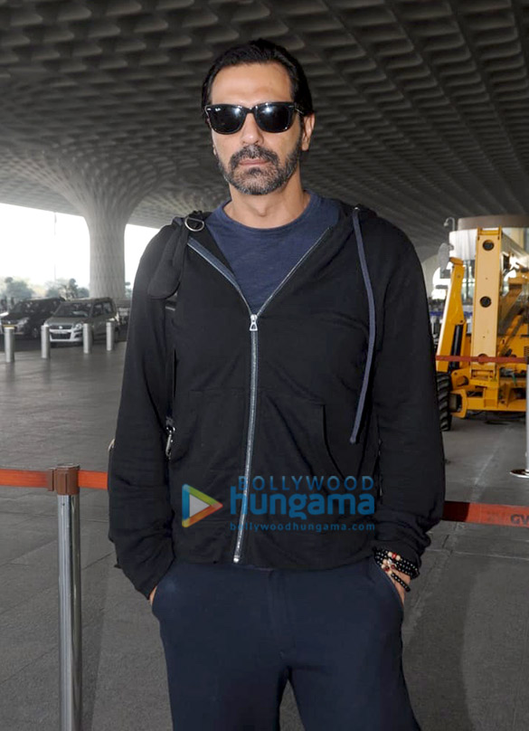 soha ali khan arjun rampal and javed akhtar snapped at the airport 2
