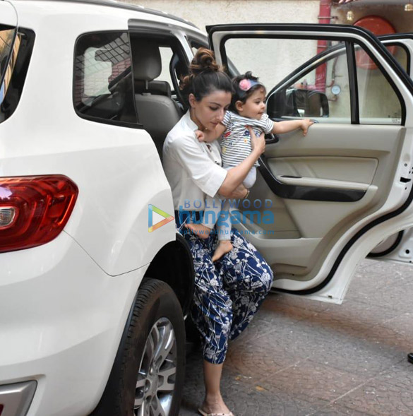 soha ali khan and inaaya naumi kemmu spotted at a play school in bandra 1