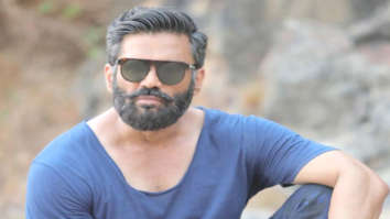 Suniel Shetty gets injured while playing cricket