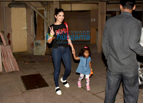 sunny leone snapped picking up her daughter from play school 2