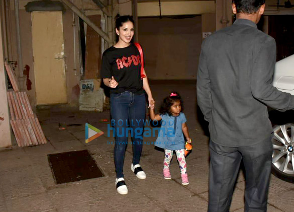 sunny leone snapped picking up her daughter from play school 3