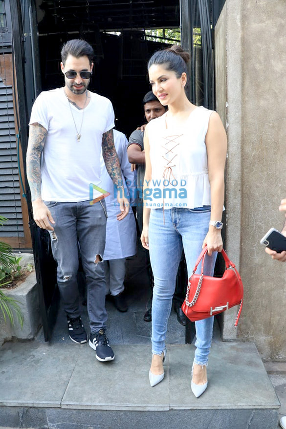 sunny leone snapped with husband daniel weber in juhu 3